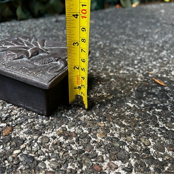 Hen Feathers Cast Resin Lidded Trinket Box Sugar Maple 4.5” - Picture 11 of 13